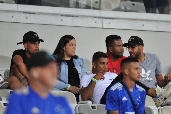 Meia-atacante Daniel Jnior, de bon, assistiu  partida no Mineiro. Segundo clube, ele ficou fora por questes familiares