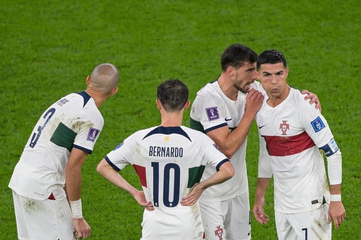 Cristiano Ronaldo chorou muito ao deixar o gramado aps a eliminao de Portugal diante de Marrocos