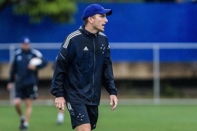 Imagens do treino do Cruzeiro neste sbado (8), sob forte chuva, na Toca da Raposa II, em Belo Horizonte