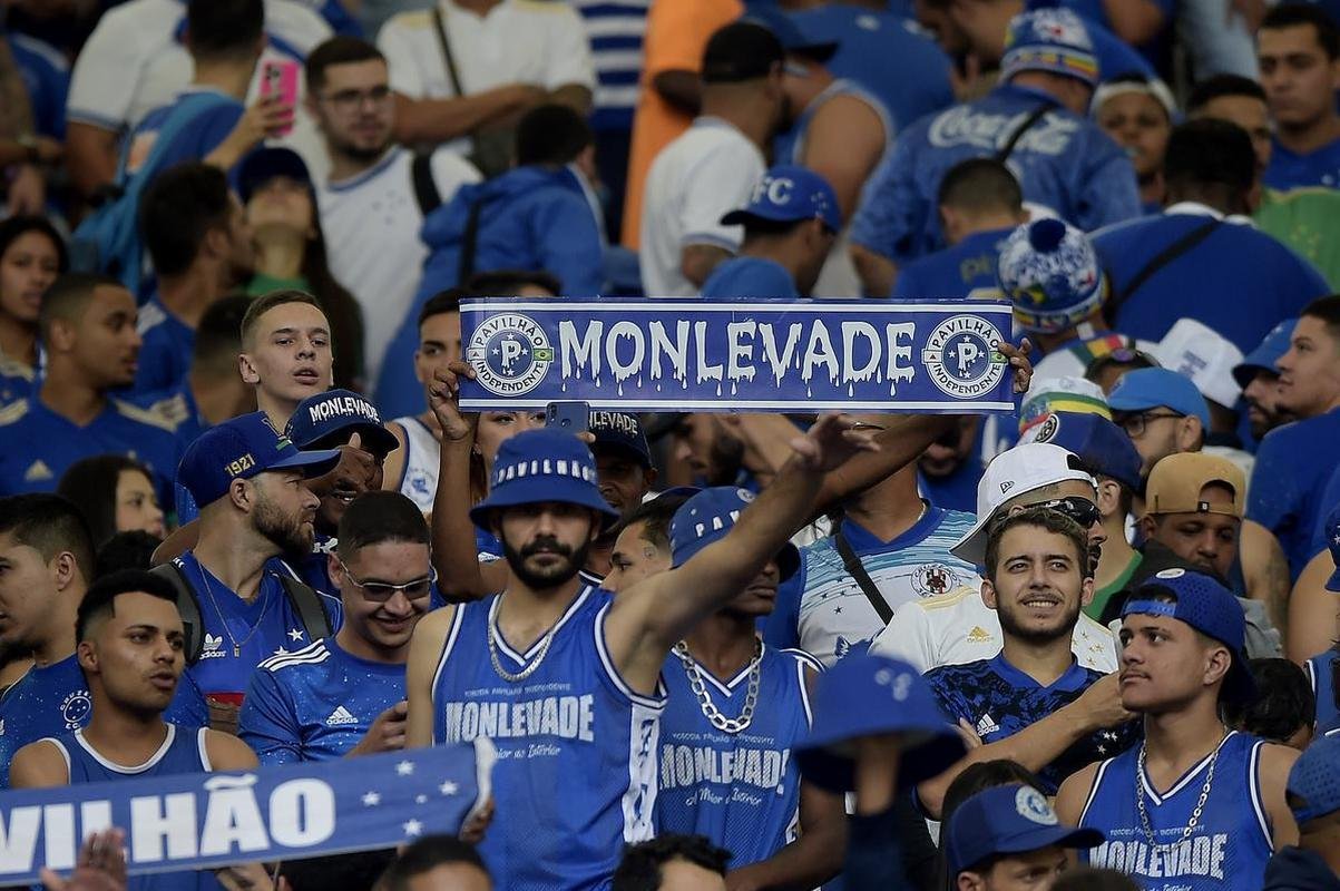 Fotos da torcida do Cruzeiro no Maracan na partida deste domingo (12), contra o Vasco, pela 12 rodada da Srie B do Brasileiro