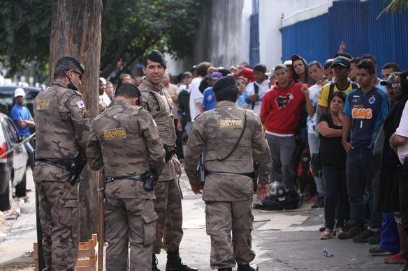 Imagens da fila de cruzeirenses por ingressos no Barro Preto