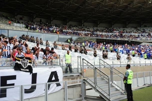 Fotos das torcidas de Cruzeiro e Atltico no Mineiro