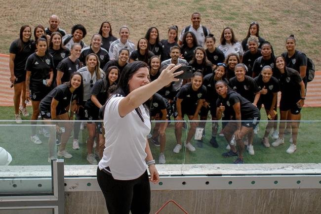 Jogadoras do Atltico visitam Arena MRV, que tem 92% das obras concludas 