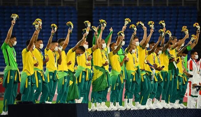 Jogadores da Sele��o Brasileira recebem a medalha de ouro pela conquista ol�mpica no futebol