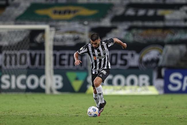 Fotos do gramado do Mineiro em condies ruins