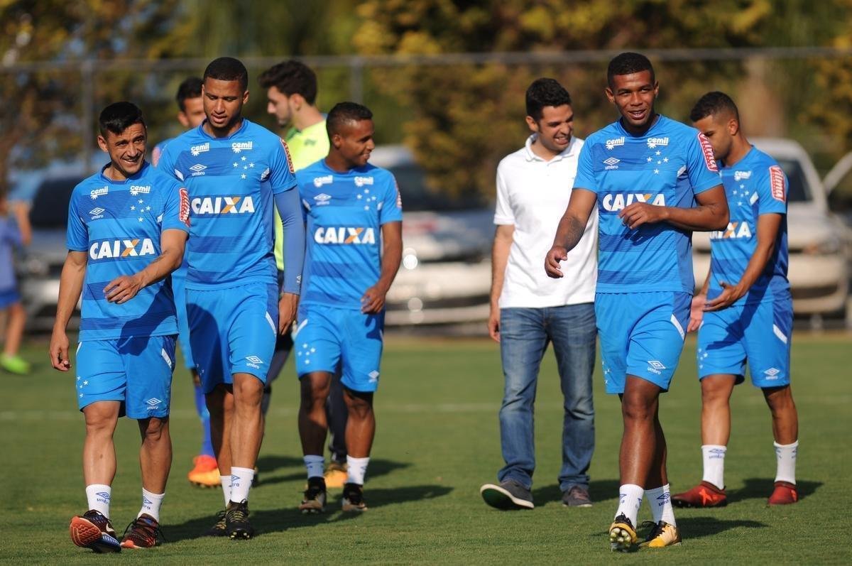 Jogadores do Cruzeiro se reapresentaram nesta sexta-feira, na Toca da Raposa II, aps a conquista do pentacampeonato da Copa do Brasil. Mano j disse que Robinho e Raniel esto vetados para enfrentar o Corinthians no domingo, s 16h, no Mineiro, pelo Brasileiro. Os provveis substitutos sero Rafinha e Rafael Sobis.