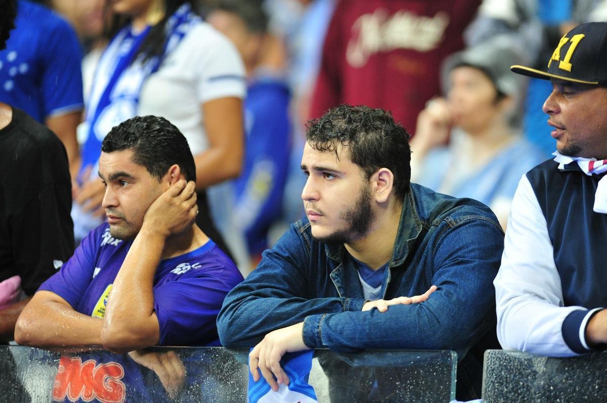 Sinalizadores, rojes, ira e xingamentos: a reao da torcida celeste com a derrota no Mineiro