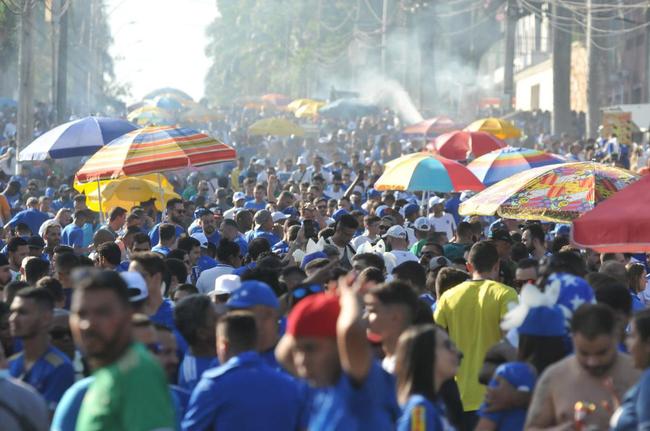 Chegada da torcida do Cruzeiro ao Mineiro para o jogo contra a Ponte Preta pela 13 rodada da Srie B do Campeonato Brasileiro. Estdio voltou a receber grande pblico