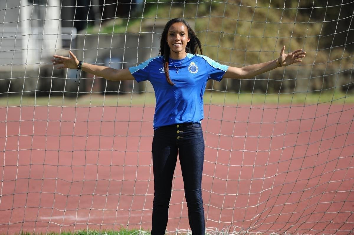 Cruzeiro apresentou jogadoras de seu time feminino na tarde desta quarta-feira (21/02). Na foto, a goleira  Camila Menezes