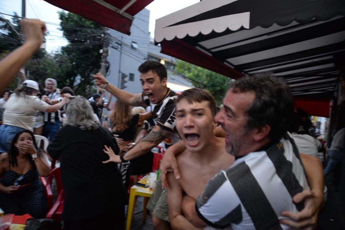 Festa atleticana no Bar do Salomo, em BH, com a conquista do ttulo da Supercopa do Brasil. Galo venceu o Flamengo por 8 a 7 nos pnaltis aps empate por 2 a 2 no tempo normal