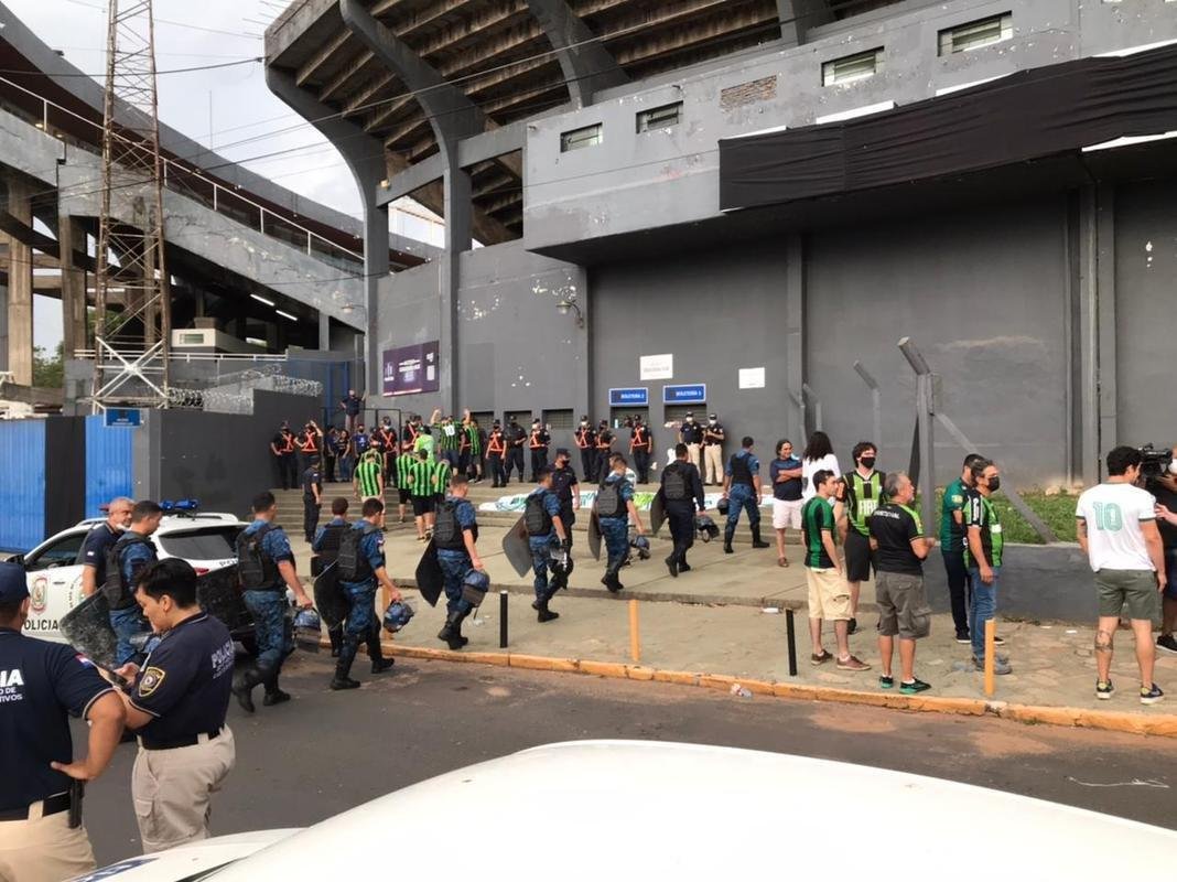 Fotos da torcida do Amrica no estdio Defensores del Chaco, em Assuno, antes da partida contra o Guaran pela segunda fase da Copa Libertadores