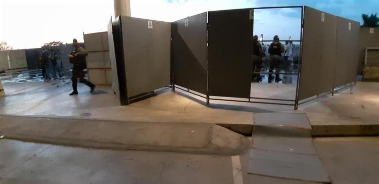 Torcedores são atendidos depois de briga generalizada no Mineirão, iniciada logo após o clássico entre Cruzeiro e Atlético. Tudo começou com invasão de atleticanos em camarotes de cruzeirenses. Segurança privada do estádio demorou a chegar e a conter o atrito. PM, também atrasada, precisou usar bombas de efeito moral. Imagens mostram atendimento dos feridos.