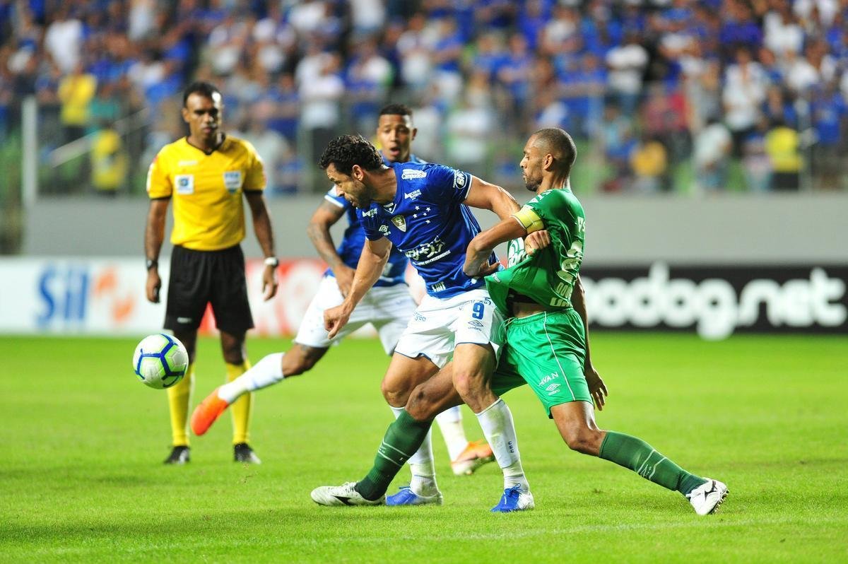 Com apoio da torcida, Cruzeiro recebeu a Chapecoense no Independncia 