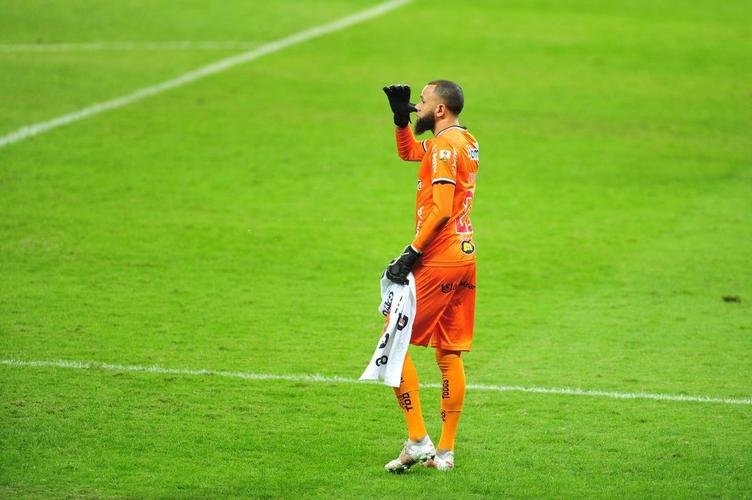 Goleiro Everson, do Atltico, foi heri na deciso por pnaltis contra o Boca Juniors ao defender duas cobranas e ao marcar o gol da classificao: 3 a 1 nas batidas alternadas aps 0 a 0 no tempo normal, no Mineiro.