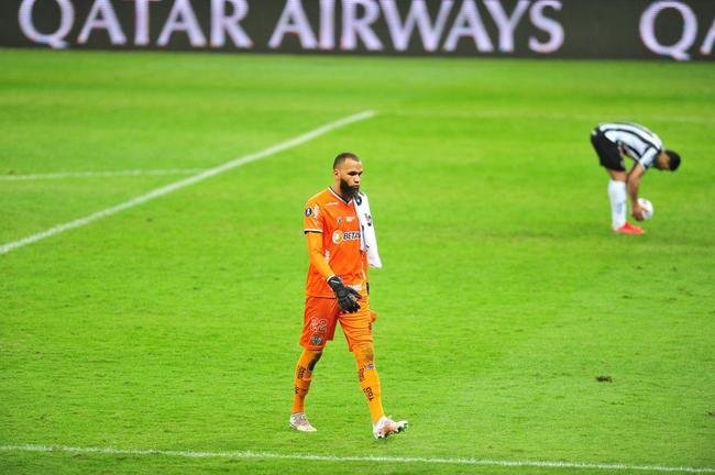Goleiro Everson, do Atltico, foi heri na deciso por pnaltis contra o Boca Juniors ao defender duas cobranas e ao marcar o gol da classificao: 3 a 1 nas batidas alternadas aps 0 a 0 no tempo normal, no Mineiro.