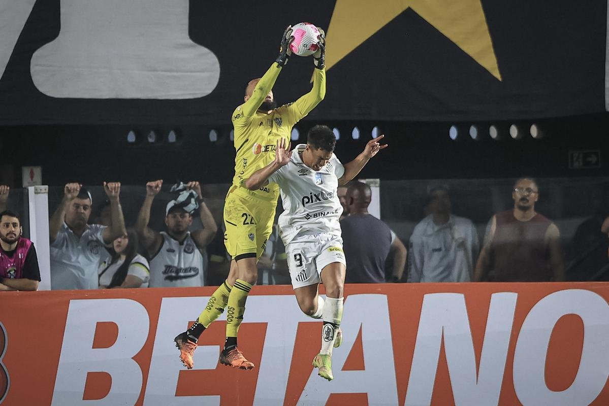 Fotos do jogo entre Santos e Atltico na Vila Belmiro, em Santos, pela 30 rodada do Campeonato Brasileiro