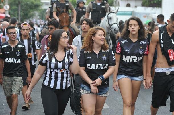 Imagens da torcida do Atltico no clssico contra o Cruzeiro, no Independncia, pelo Campeonato Brasileiro