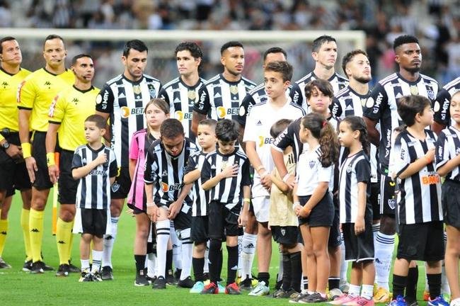 Mascotinhos do Atltico no jogo contra o Juventude, no Mineiro, pelo Campeonato Brasileiro de 2022