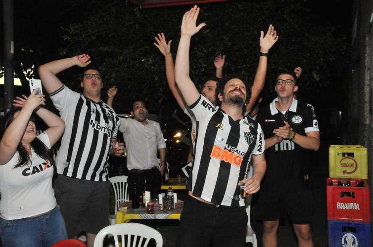 Torcedores do Galo comemoram classificao  final da Copa do Brasil no Bar do Salomo, tradicional reduto atleticano de Belo Horizonte