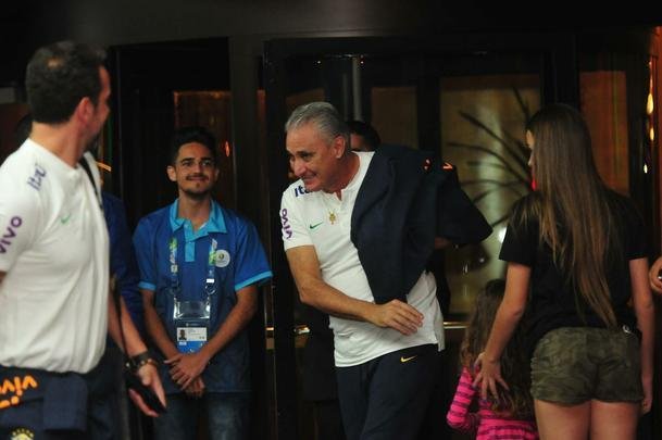 Seleo Brasileira deixou hotel Ouro Minas na noite desta quarta-feira e se despediu de Belo Horizonte, onde venceu a Argentina por 2 a 0 na semifinal da Copa Amrica. Reta final de treinos ser na Granja Comary, em Terespolis. Deciso est marcado para domingo, s 17h, no Maracan