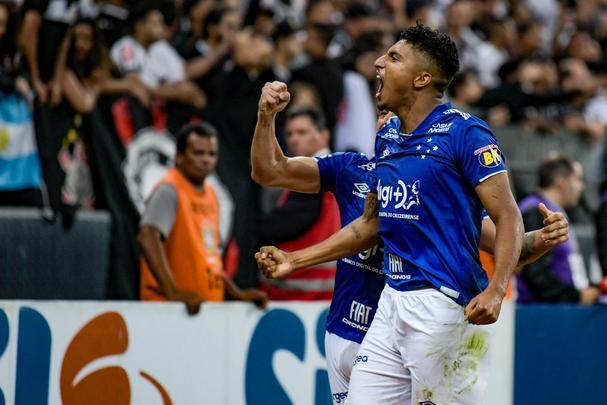 Com gols de Fred e Éderson, Cruzeiro venceu Corinthians de virada, por 2 a 1, em São Paulo, e saiu da zona de rebaixamento do Campeonato Brasileiro