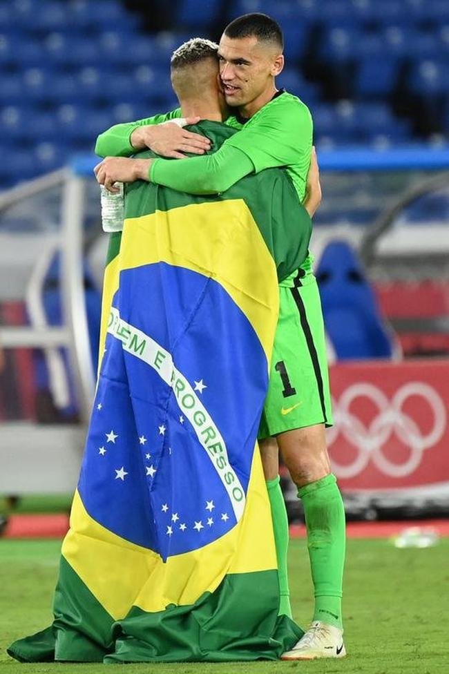 Fotos da festa dos jogadores brasileiros com a conquista da medalha de ouro em Tquio no futebol. Seleo  bicampe olmpica e de forma consecutiva