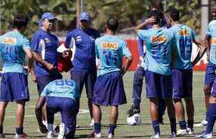 Cruzeiro se reapresentou nesta tera-feira na Toca da Raposa II e iniciou a preparao para a deciso do Mineiro, no prximo domingo, no Mineiro; tcnico Marcelo Oliveira conversou muito com os atletas, falou dos erros na derrota por 3 a 0 para o Atltico, no jogo de ida, e deu sequncia ao trabalho