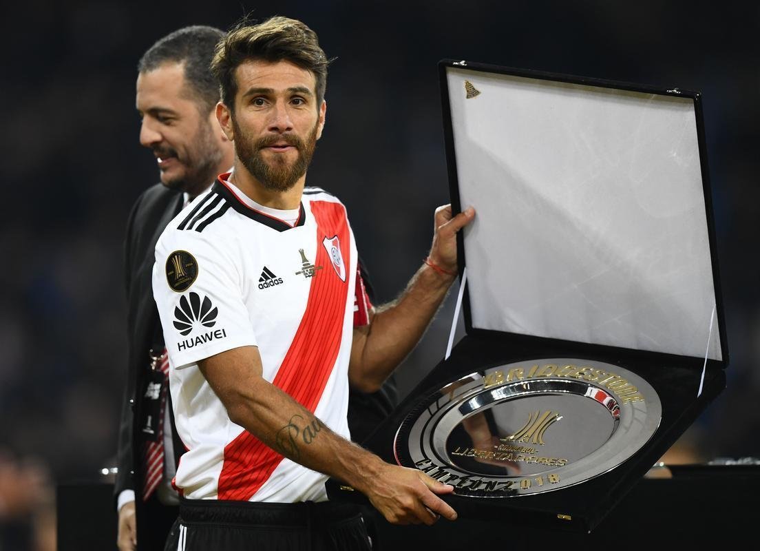 Depois da vitria por 3 a 1 sobre o Boca, jogadores do River Plate erguem a taa da Libertadores no Santiago Bernabu, em Madri, e fazem a festa com o tetracampeonato continental