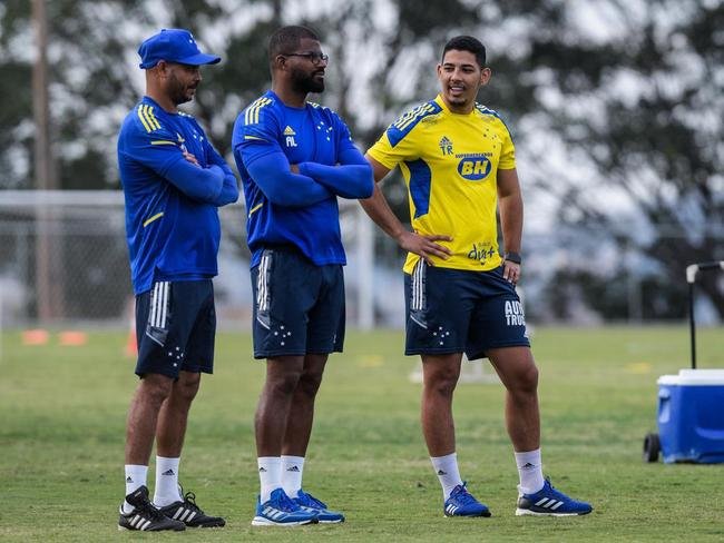 Comisso tcnica de Vanderlei Luxemburgo comandou treino na Toca da Raposa II nesta quarta-feira. Time se prepara para enfrentar o Brusque, s 11h de sbado, no estdio Augusto Bauer, em Santa Catarina, pela 16 rodada da Srie B.