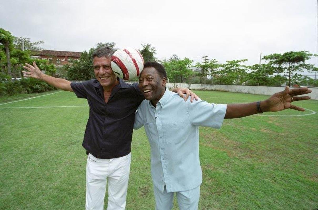 27/03/2006 - Pel com o cantor Chico Buarque 