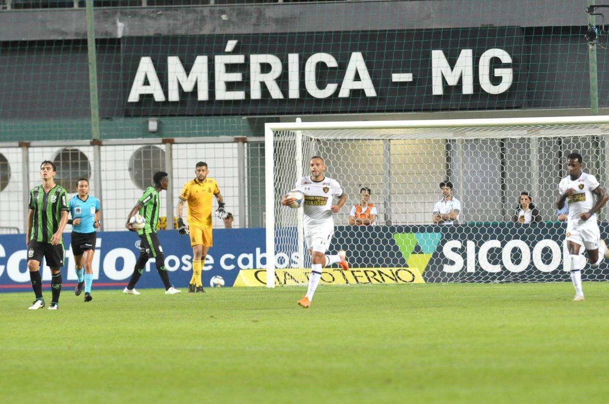 Sport virou no final, com Guilherme, de pnalti, e Hyuri em contragolpe fatal: 2 a 1 para o Leo
