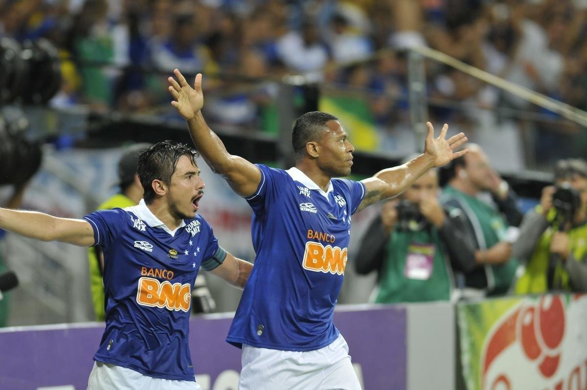 Campeo brasileiro de 2013, o Cruzeiro teve grande jogo contra o Botafogo, no Mineiro, pela 22 rodada. Jlio Baptista (duas vezes) e Nilton, em belo gol, definiram a vitria celeste por 3 a 0, em arrancada para o ttulo. Com o resultado, o time carioca, vice-lder, ficou a sete pontos de distncia do Cruzeiro. 

