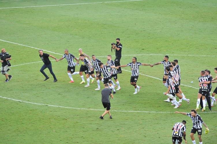 Aps a vitria do Atltico sobre o Fluminense, por 2 a 1, no Mineiro, os jogadores, o tcnico Cuca, a comisso tcnica, o gerente e ex-goleiro Victor e torcedores fizeram muita festa com a proximidade do ttulo brasileiro