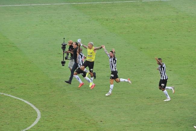 Aps a vitria do Atltico sobre o Fluminense, por 2 a 1, no Mineiro, os jogadores, o tcnico Cuca, a comisso tcnica, o gerente e ex-goleiro Victor e torcedores fizeram muita festa com a proximidade do ttulo brasileiro