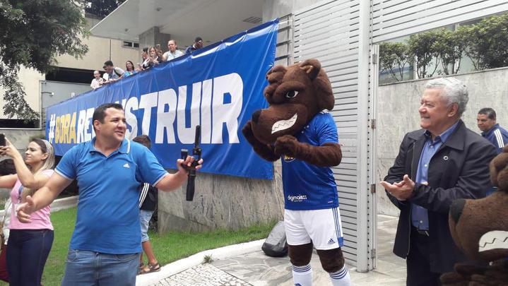 Movimentação na porta da Sede Administrativa do Cruzeiro para o lançamento do 'sócio reconstrução'