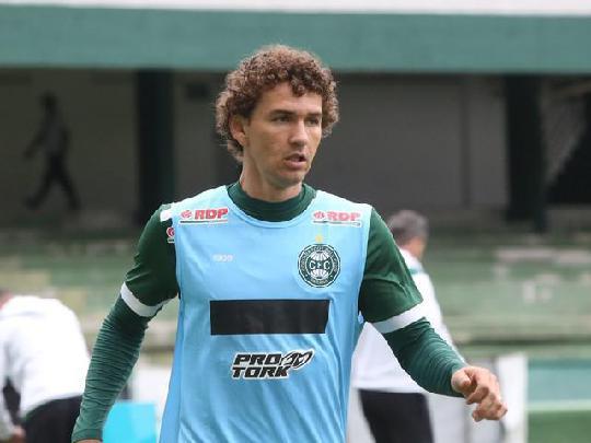 O lateral esquerdo Fabiano, de 29 anos, é mais um atleta à disposição do treinador Itamar Schülle. Em sua última atuação, no Coxa, onde atuou por empréstimo do Vitória, o jogador fez 21 jogos e não balançou as redes.