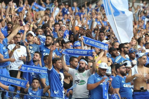 Fotos da torcida do Cruzeiro no primeiro clssico da final do Mineiro, contra o Atltico, no Mineiro
