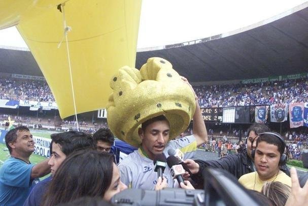 Com o ttulo brasileiro confirmado, o Cruzeiro fez no dia 7 de dezembro de 2003 o jogo da taa e das faixas contra o Fluminense, no Mineiro. Com show de Alex, autor de dois gols, o time celeste goleou os cariocas por 5 a 2 e promoveu nova festa da torcida azul em Belo Horizonte. Jogadores finalmente ergueram a taa oficial do Campeonato Brasileiro, cedida pela CBF, e deram a volta olmpica. Os campees brasileiros de 1966 tambm participaram das comemoraes no Gigante da Pampulha.