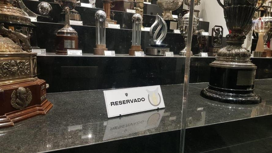 Na sede de Lourdes, Atlético deixou espaço reservado na sala de troféus para a taça do Campeonato Brasileiro