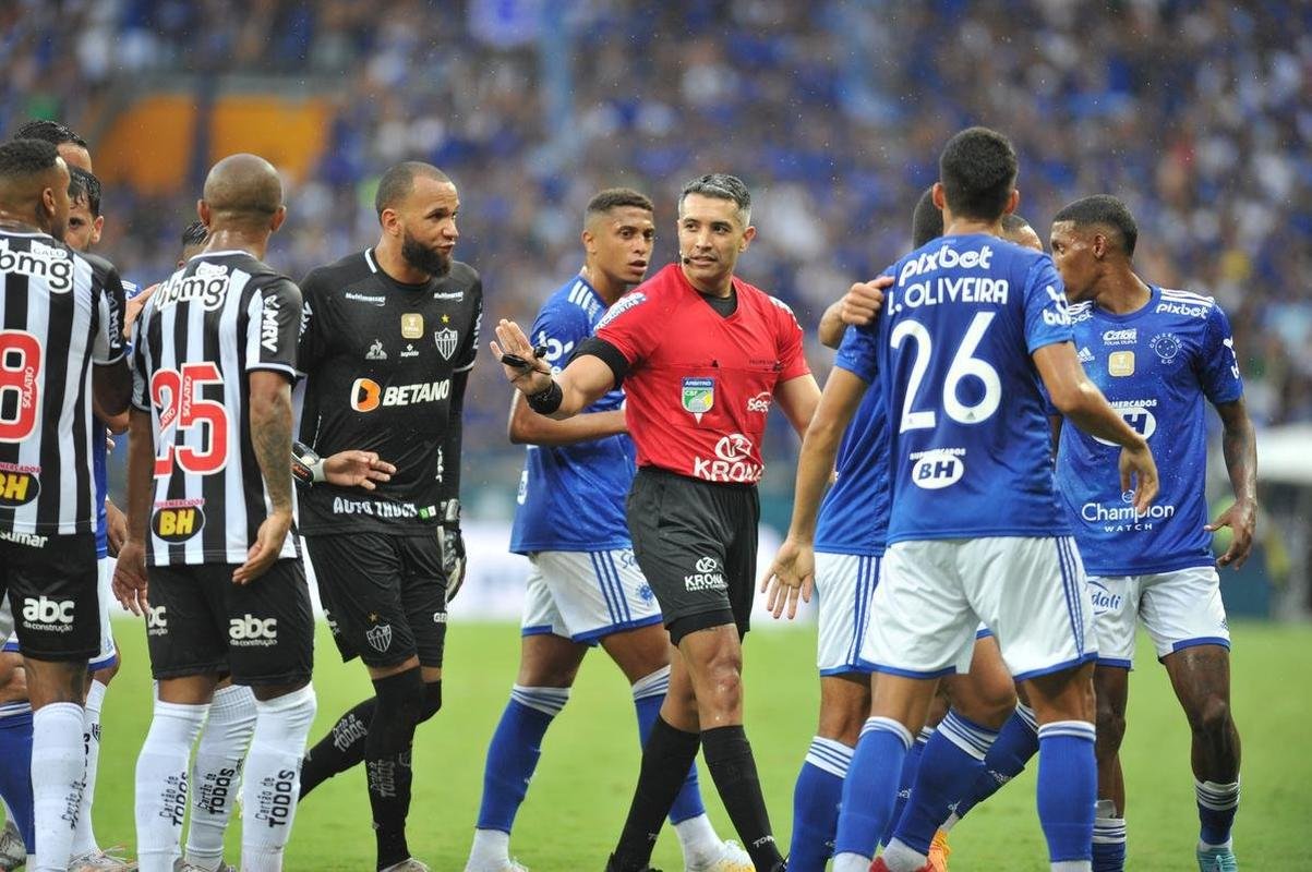 Galo venceu Cruzeiro com gols de Hulk (2) e Nacho. Edu descontou para a Raposa