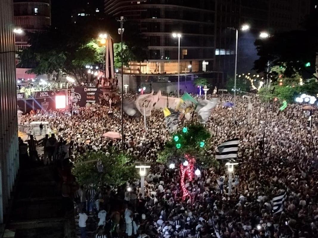 Trajeto da delegao do Atltico entre a Pampulha e a Praa Sete, no Centro de BH, onde fez carnaval com a torcida ao som do cantor baiano Bell Marques