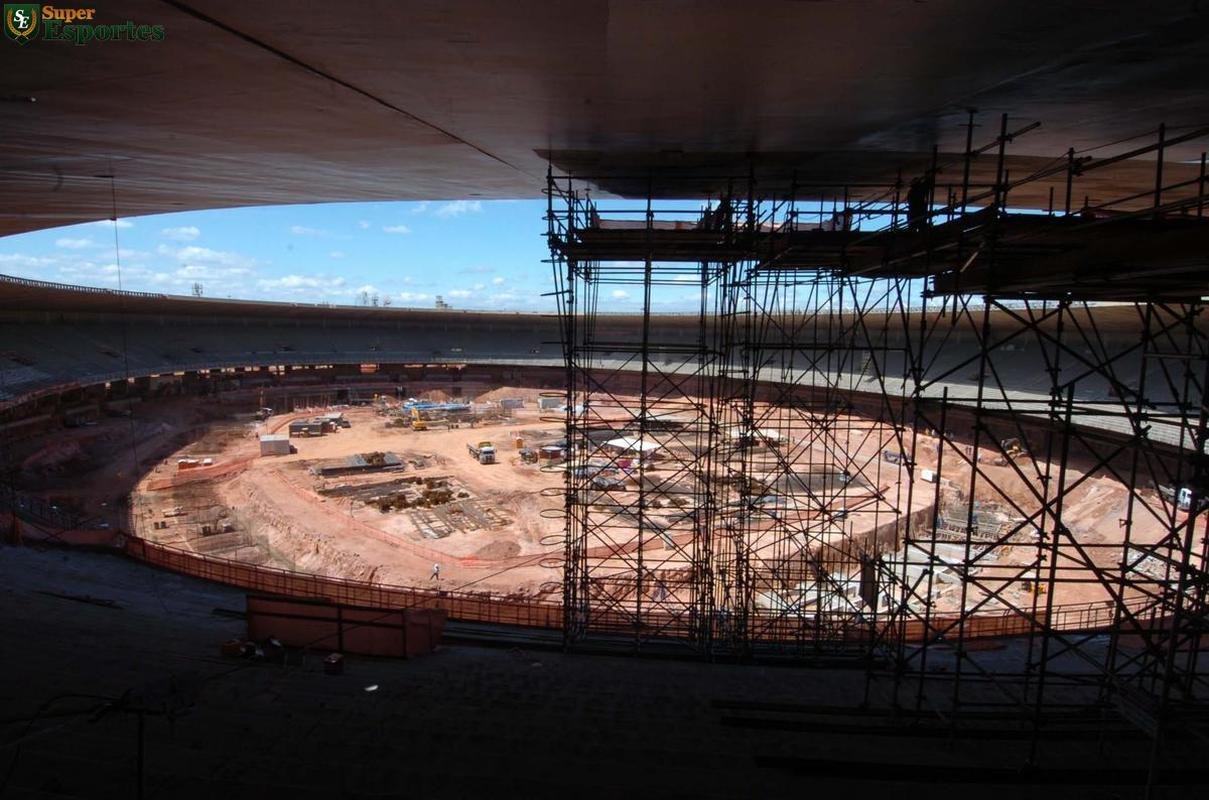 10/10/2011 - Estdio  um verdadeiro canteiro de obras. Na parte superior, comea preparao para ampliao da cobertura de 29m para 55m
