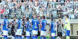 Fred cumprimentou os jogadores do Cruzeiro e, depois, foi saudado pela torcida atleticana