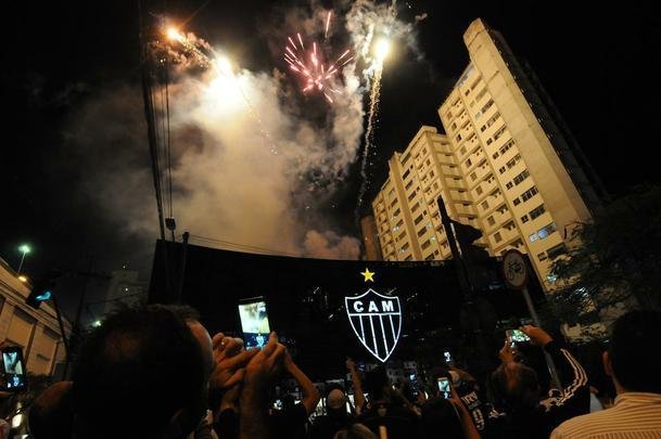 Atltico celebrou aprovao do projeto do estdio com show de fogos na sede de Lourdes, em BH