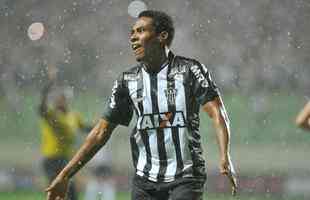 Em jogo com chuva de granizo e 'apago' no Horto, Galo  batido pelo Internacional por 1 a 0