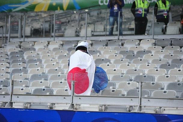Depois do empate entre Japo e Equador, por 1 a 1, pela Copa Amrica, um torcedor japons deu um bom exemplo aos brasileiros. Com pacincia, ele recolheu lixo em vrios pontos do setor em que se encontrava no Mineiro. Na Copa de 2014, no Brasil, os nipnicos j haviam mostrado civilidade ao mundo ao limpar arquibancadas e vestirios dos estdios.