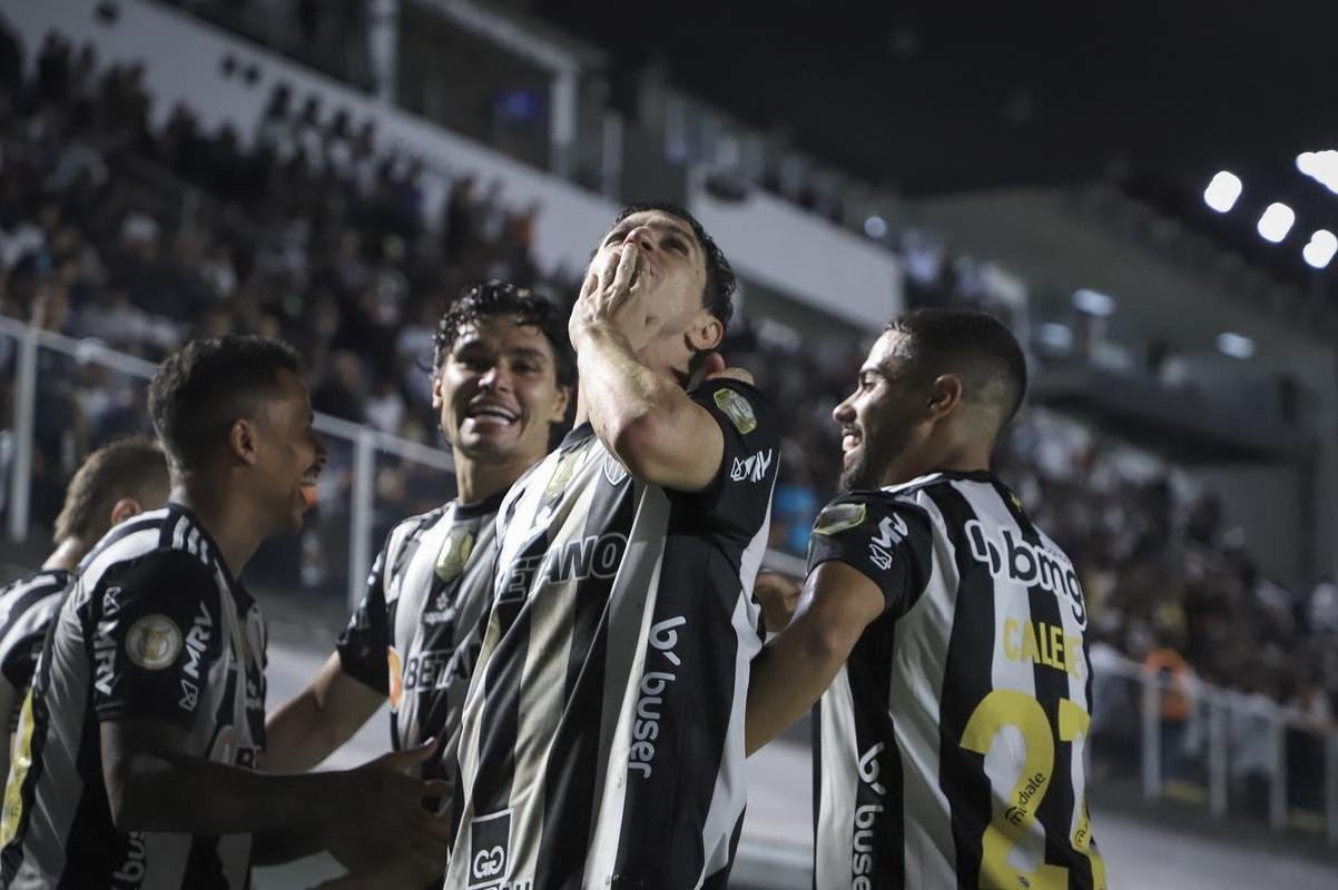 Fotos do jogo entre Santos e Atltico na Vila Belmiro, em Santos, pela 30 rodada do Campeonato Brasileiro