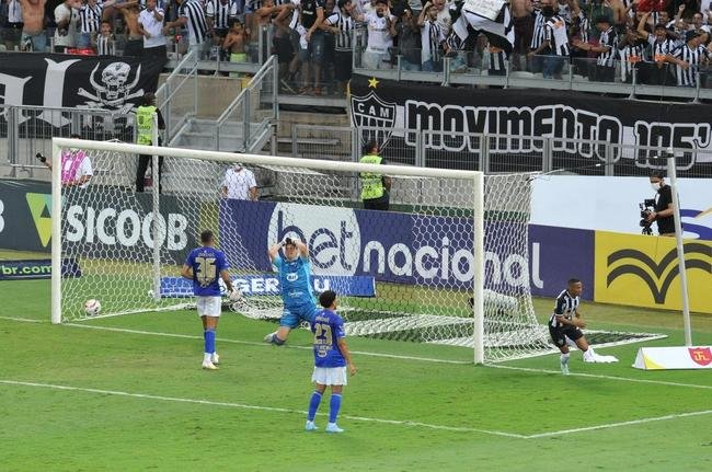 Ademir entrou no segundo tempo e fez o gol da virada do Atltico nos acrscimos
