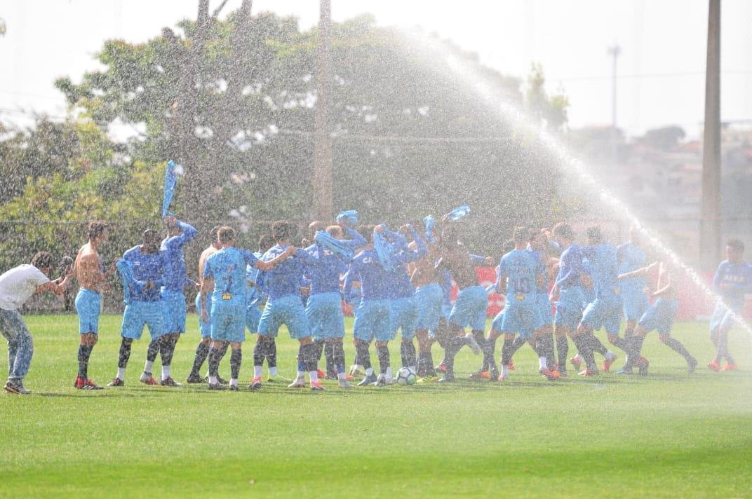 No retorno aos trabalhos com bola na Toca II, os atacantes Fred e Sass passaram por 'batismo' dos companheiros