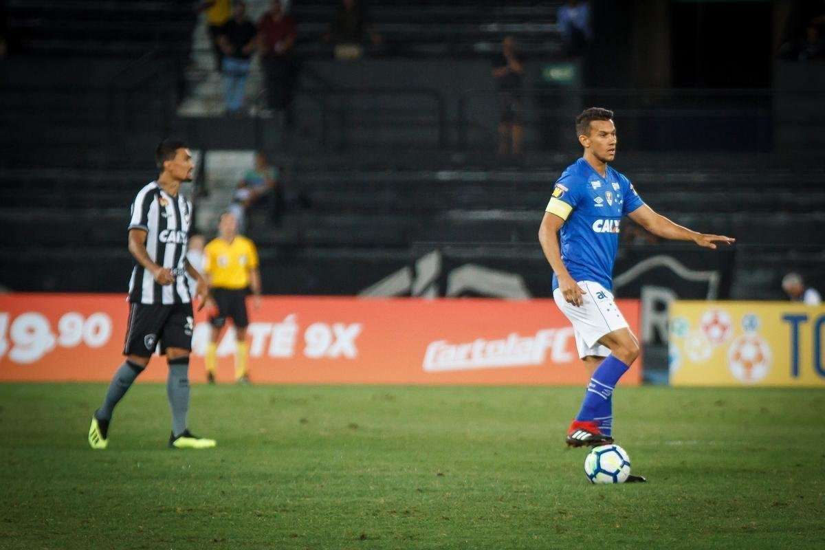 Imagens do jogo entre Botafogo e Cruzeiro, no Estdio Nilton Santos, no Rio de Janeiro